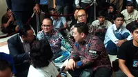 Setiap teriakan ketiga anggota DPR ini kerap diikuti beberapa orang yang hadir di lokasi sidang putusan terhadap Ketua DPR Setya Novanto. (Liputan6.com/Taufiqurrohman)