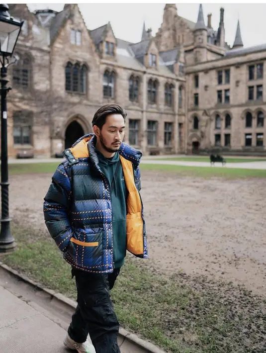 Saat liburan musim dingin, Jeje tampil dengan vest padding dipadukan hoodie hijau dan celana hitam serta sneakersnya. (@ritchieismail)