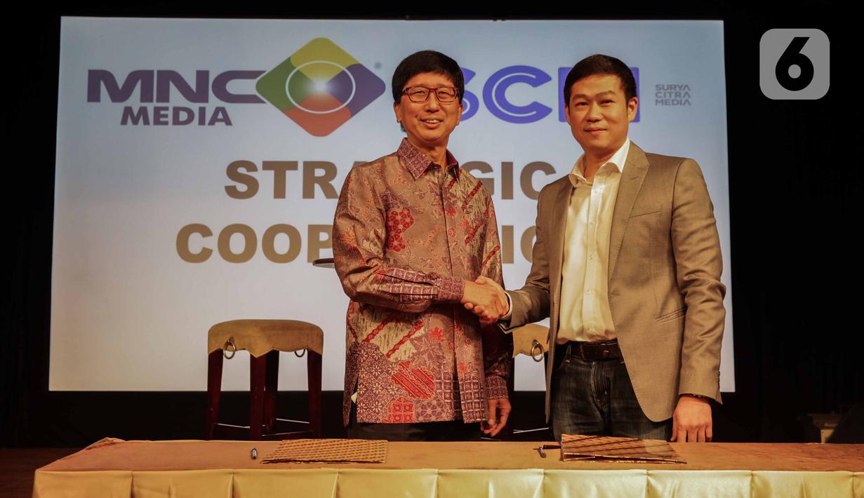 CEO PT Surya Citra Media Tbk Sutanto Hartono (kiri) bersalaman dengan Direktur Utama PT Media Nusantara Citra Tbk David Fernando Audy usai menandatangani MoU kerja sama di Jakarta, Kamis (12/12/2019). SCM dan MNC menjalin kerja sama untuk meningkatkan sektor bisnis. (Liputan6.com/Faizal Fanani)
