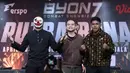 Presiden Byon, Yoshua Marcellos Muliardo (tengah) bersama Nidal Mahmoud (kiri) dan  Adam Maulana, petarung yang akan bertanding di Byon Combat Showbiz Vol.7, saat Press Conference Pertama Byon Combat Showbiz Vol.7 di SCTV Tower, Jakarta, Kamis (12/3/2026). (Bola.com/M Iqbal Ichsan)