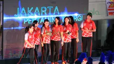 Tim putri Jakarta Pertamina Energi diperkenalkan saat Pembukaan Proliga 2016 putaran pertama yang berlangsung meriah di GOR Ken Arok, Malang, Jumat (19/2/2016). (Bola.com/Nicklas Hanoatubun)