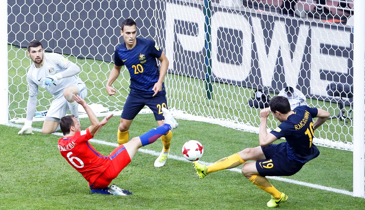 Striker Cile, Jose Pedro Fuenzalida, berebut bola dengan bek Australia, Ryan McGowan pada laga Grup B Piala Konfederasi 2017 di Arena Otkrytiye, Moskow, Minggu (25/6/2017). Cile bermain imbang 1-1 dengan Australia. (EPA/Sergei Chirikov)