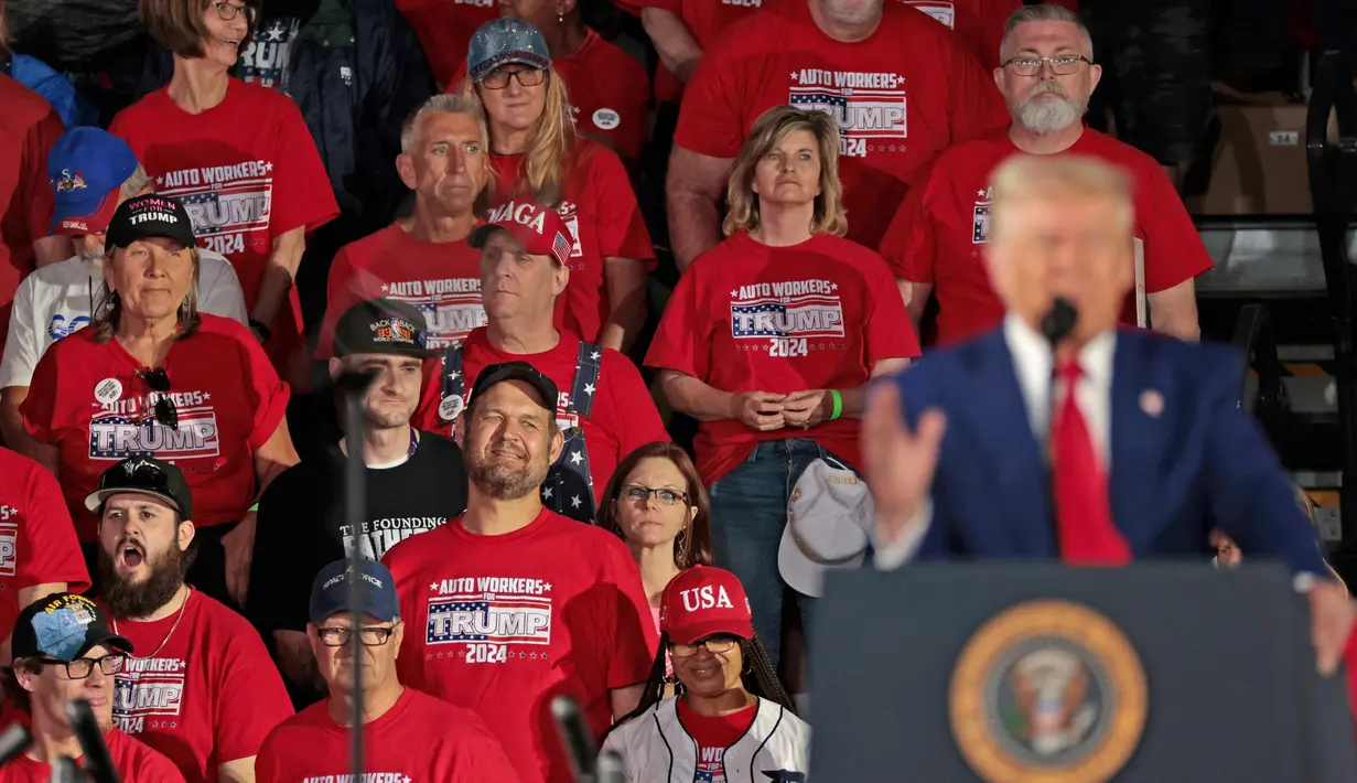 Dalam pidatonya, Presiden Donald Trump memamerkan prestasinya, terutama pada bidang imigrasi. (JEFF KOWALSKY/AFP)