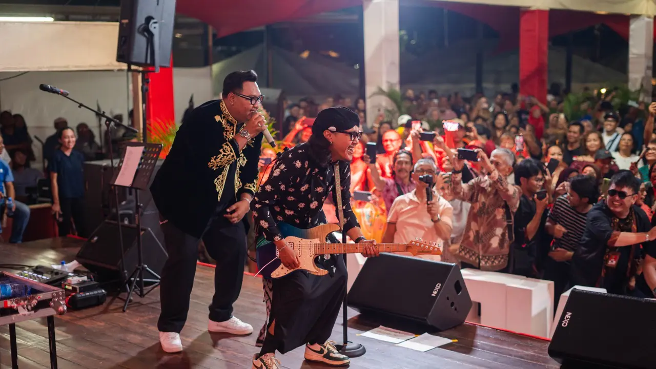 Suasana kemeriahan Penutupan Indofair 2025 pada Sabtu (29/10/2025) di Suriname dengan menghadirkan berbagai budaya Indonesia hingga makanan khas Nusantara. (Dok. KBRI Paramaribo).