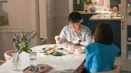 Pasangan suami istri ini menikmati sarapan dengan suasana hangat dan penuh kebahagiaan.  (Foto: TV Chosun)