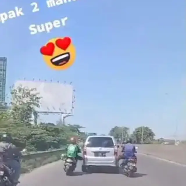 6 Potret Aksi Pemotor Dorong Mobil Mogok Pakai Kaki Ini Bikin Tepuk Jidat