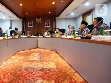 Ketua MPR Bambang Soesatyo bersama sembilan Wakil Ketua MPR berbincang  sebelum memulai rapat perdana pimpinan MPR periode 2019-2024 di Kompleks Parlemen Senayan, Jakarta, Rabu (9/10/2019). Rapat membahas pembagian tugas hingga rencana pelantikan Jokowi-Ma'ruf Amin. (Liputan6.com/Johan Tallo)