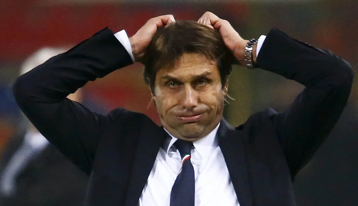 Pelatih Italia, Antonio Conte bereaksi saat timnya menghadapi Rumania pada laga persahabatan melawan Rumania di Stadion Renato Dall'Ara, Bologna, Rabu (18/11/2015) dini hari WIB. (REUTERS/Stefano Rellandini) 