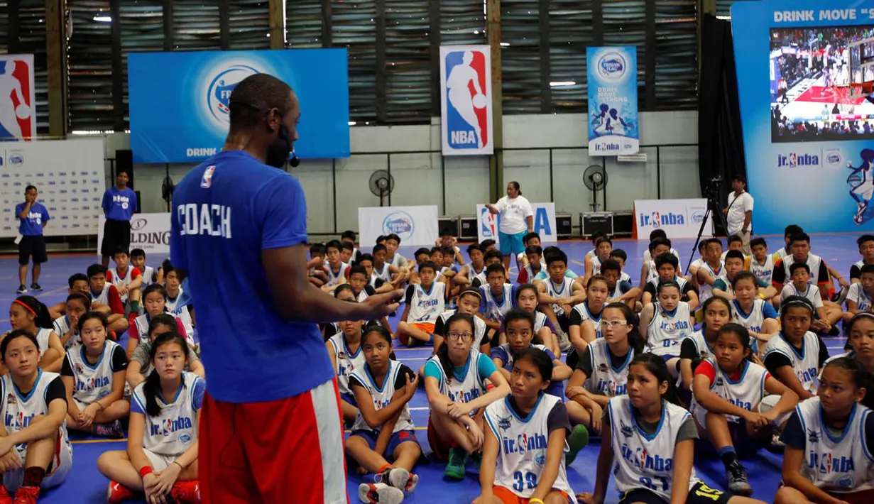Pelatih Junior NBA, Chris Sumner, memberikan arahan kepada peserta tahap Selection Camp Junior NBA di Jakarta, Minggu (21/8/2016). Para peserta tahap Selection Camp dipilih 64 terbaik untuk lolos ke tahap National Training Camp. (Istimewa)