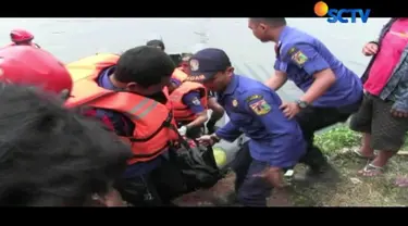 Topan dan Rendy kabur dan sengaja menceburkan diri ke Kali Ancol. 