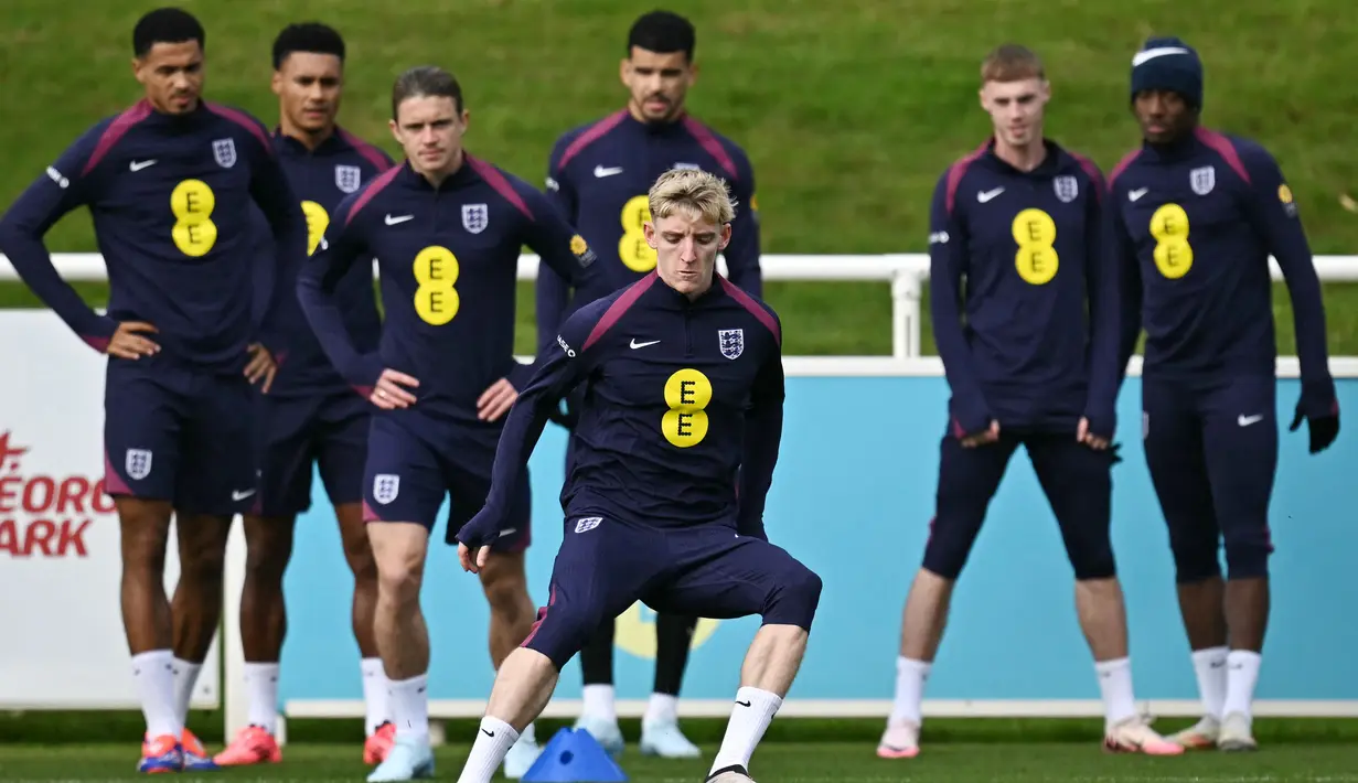 Pemain Timnas Inggris, Anthony Gordon, tampak serius mengikuti sesi latihan jelang laga melawan Yunani pada laga UEFA Nations League. (AFP/Paul Ellis)