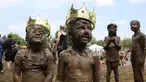 Molly Kofahl dan Charles Daviskiba berpose setelah dinobatkan sebagai Mud Day Queen dan King pada perayaan Hari Lumpur Tahunan di Westland, Michigan, AS, Selasa (10/7). Dalam Mud Day kali ini para pesertanya yang ikut adalah anak-anak.  (AP/Carlos Osorio)