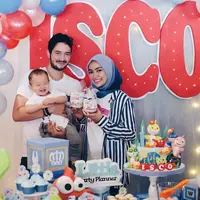 Anak pasangan pesinetron Aryani Fitriana dan Donny Michael baru saja genap berusia satu tahun pada 3 April 2018 silam. Pasangan ini baru saja merayakan ulang tahun untuk buah hatinya Alem Isco Zeroun Haub. (Instagram/aryanifitriana24)