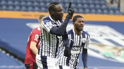 Pemain West Bromwich Albion, Mbaye Diagne, melakukan selebrasi usai mencetak gol ke gawang Manchester United pada laga Liga Inggris di Stadion Hawthorns, Minggu (14/2/2021). Kedua tim bermain imbang 1-1. (Naomi Baker/Pool Photo via AP)