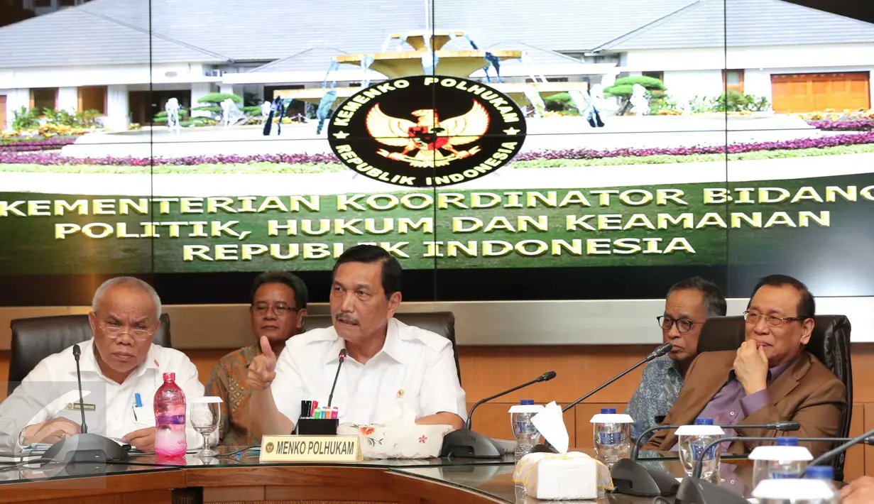 Menko Polhukam Luhut Pandjaitan (tengah) saat konferensi pers di kantor Kementerian Koordinator Polhukam di Jakarta, (11/12). Luhut menampik keterlibatan dirinya atas kasus papa minta saham yang menyangkut Setya Novanto. (Liputan6.com/Angga Yuniar)