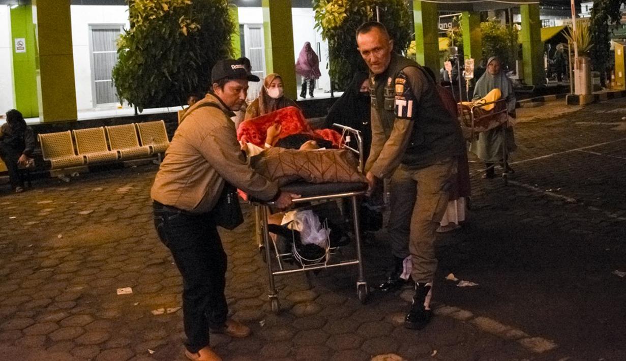 "Hasil perkembangan kaji cepat oleh tim gabungan, ada tiga bangunan rumah sakit yang retak meliputi gedung Paviliun, VIP dan Sakura. Tim terus menyisir titik lain untuk pengecekan lebih lanjut," Plt Kepala Pusat Data, Informasi dan Komunikasi Kebencanaan BNPB Abdul Muhari dalam keterangannya Senin (1/1/2023). (Timur MATAHARI/AFP)