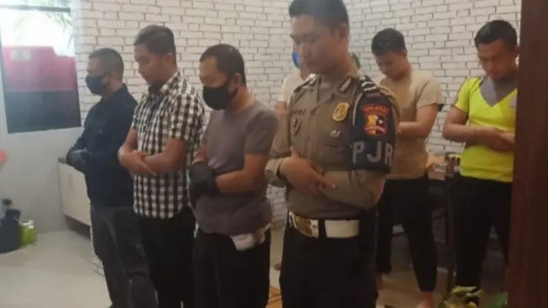 Personel Satuan Patroli Jalan Raya (PJR) Cipularang  melaksanakan salat id di kantor secara bergantian pada Lebaran kali ini.(Istimewa)