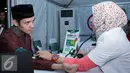 Dude Herlino melakukan konsultasi kesehatan di area Masjid Istiqlal, Jakarta, (3/7/2015).  Dalam acara tersebut diluncurkan “Gerakan Jakarta Mengaji”. (Liputan6.com/Helmi Afandi)