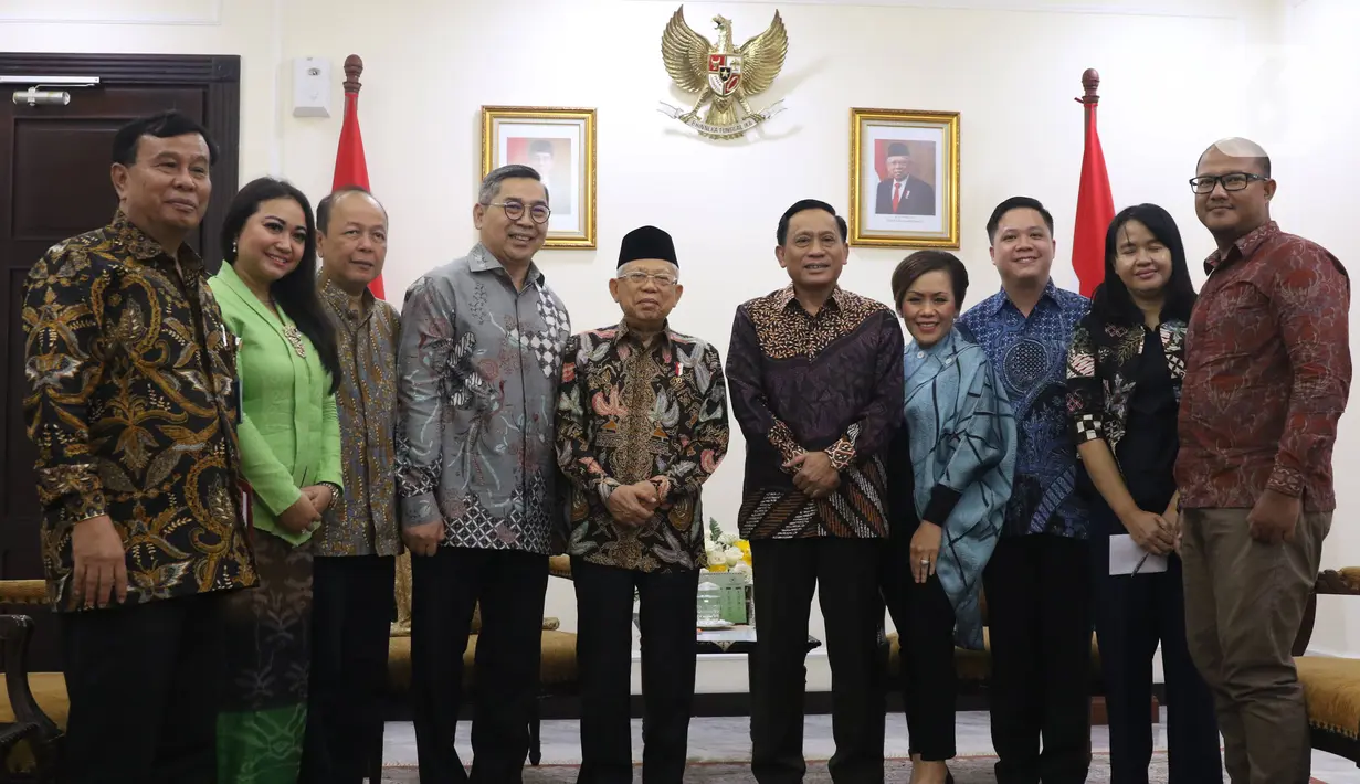 Wakil Presiden Ma'ruf Amin foto bersama dengan jajaran direksi SCM usai audiensi di Kantor Wakil Presiden, Jakarta, Senin (20/1/2020). Kunjungan SCM tersebut untuk bersilaturahmi serta mengenalkan program program SCTV dan Indosiar. (Liputan6.com/Angga Yuniar)
