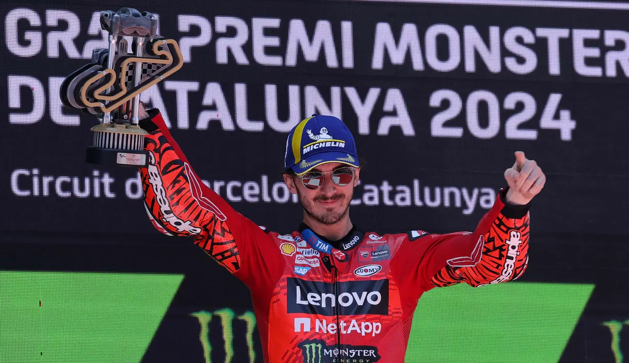 Hasil ini menjadi penawar kekecewaan Francesco Bagnaia yang pada balapan Sprint Race terjatuh sesaat sebelum menyentuh garis finis. (LLUIS GENE/AFP)
