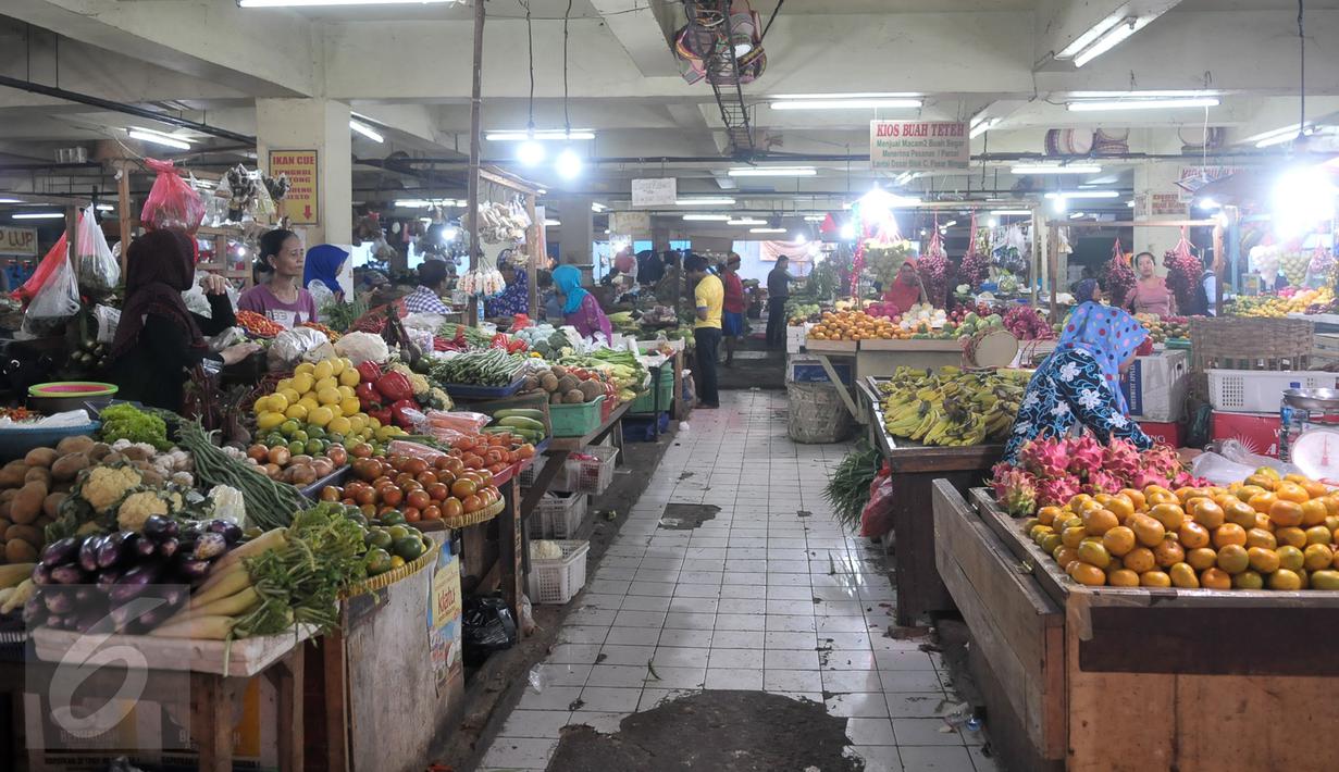 Aktivitas pedagang di pasar tradisional Pasar Minggu, Jakarta, Senin (10/10). Gubernur DKI, Basuki Tjahaja Purnama (Ahok) meminta PD Pasar Jaya mengambil alih seluruh pengelolaan pasar di Ibukota dari pihak ketiga. (Liputan6.com/Yoppy Renato)