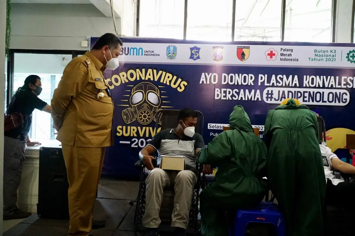 Sejumlah warga Surabaya melakukan donor plasma konvalesen (Dian Kurniawan/Liputan6.com)