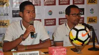 Pelatih Persela, Aji Santoso (kanan), dalam sesi konferensi pers jelang melawan PSM di Makassar, Kamis (5/4/2018). (Bola.com/Abdi Satria)