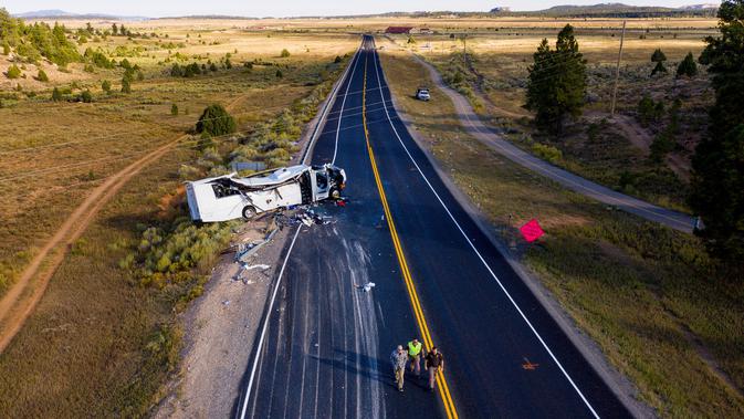 Bus wisata berisi turis China mengalami kecelakaan di dekat Taman Nasional Bryce Canyon, barat daya Utah, Amerika Serikat, Jumat (20/9/2019). Total terdapat 30 orang, termasuk sopir di dalam bus yang kecelakaan saat sedang melaju menuju taman nasional. (Spenser Heaps/The Deseret News via AP)