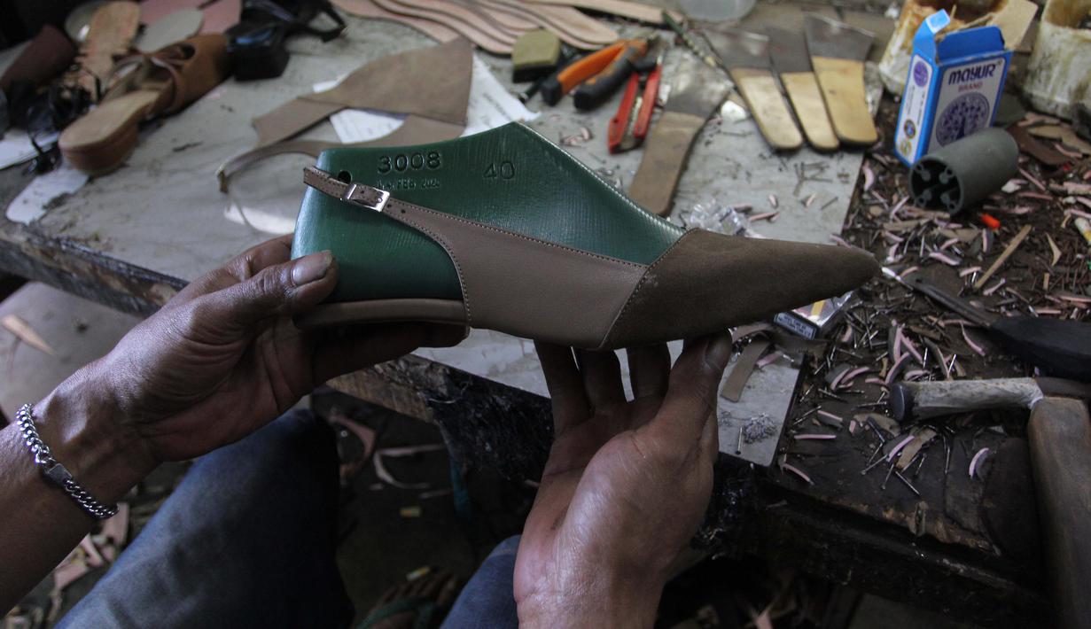 Angka tersebut jauh melampaui pertumbuhan ekonomi nasional sebesar 5,12% dan industri pengolahan nonmigas sebesar 5,60%. Tampak dalam foto, pekerja saat menyelesaikan pembuatan sandal wanita di pabrik rumahan Pesan Sepatu Indonesia, Setu, Tangerang Selatan, Banten, Jumat (7/11/2025). (merdeka.com/Arie Basuki)