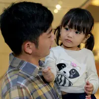 Nicky Tirta dan Liza Elly menikah pada 8 November 2012. Pada tanggal 27 Juli 2013, putri pertamanya lahir dan diberinama Naara Ellyana Tirta. Setelah menginjak tiga tahun, pasangan ini telah mengatur anak keduanya. (Adrian Putra/Bintang.com)