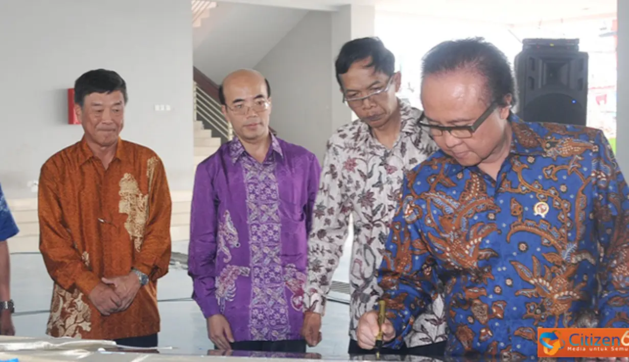 Citizen6, Jakarta: MKP Sharif C Sutardjo didampingi Dirjen Perikanan Tangkap KKP Haryanto Marwoto, Minister Embasy of Japan Junji Shimada, JICA Kohara Motofumi, dan Ka.Labuh PPS saat menandatangani Rehbilitation Fishing Port. (Pengirim: Efrimal Bahri).