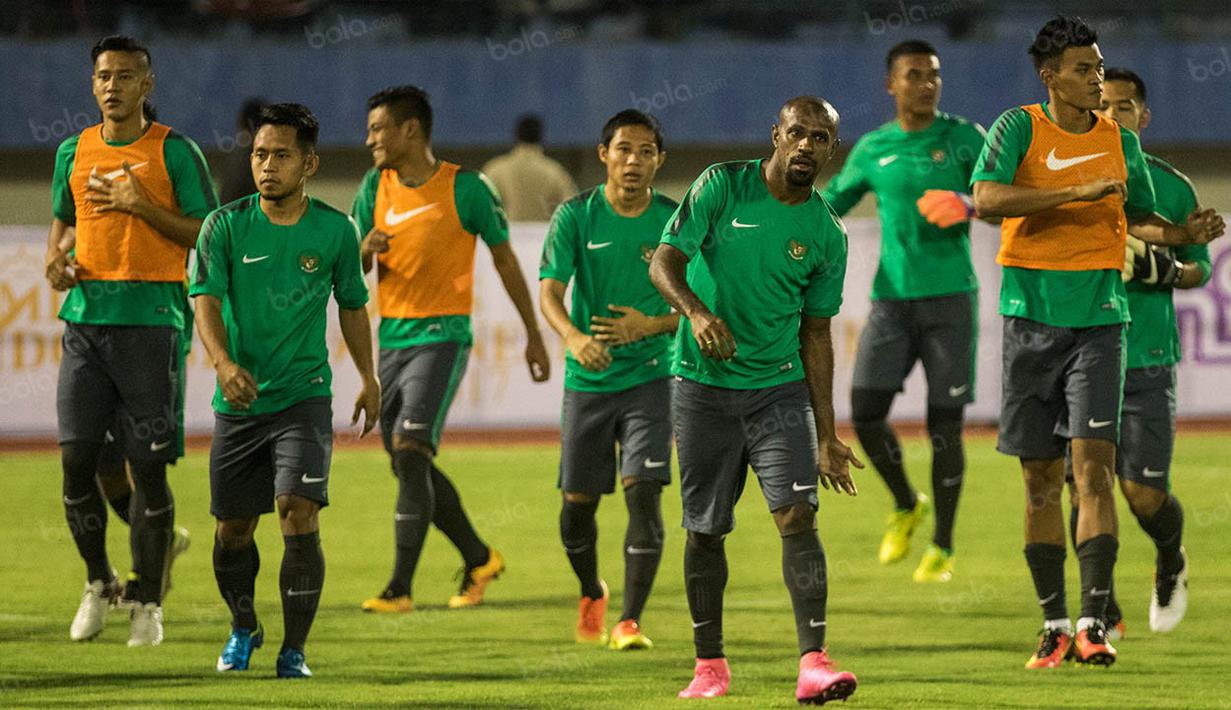 Kapten timnas Indonesia, Boaz Solossa, bersama rekan-rekannya berlatih santai jelang laga ujicoba melawan Malaysia. (Bola.com/Vitalis Yogi Trisna)