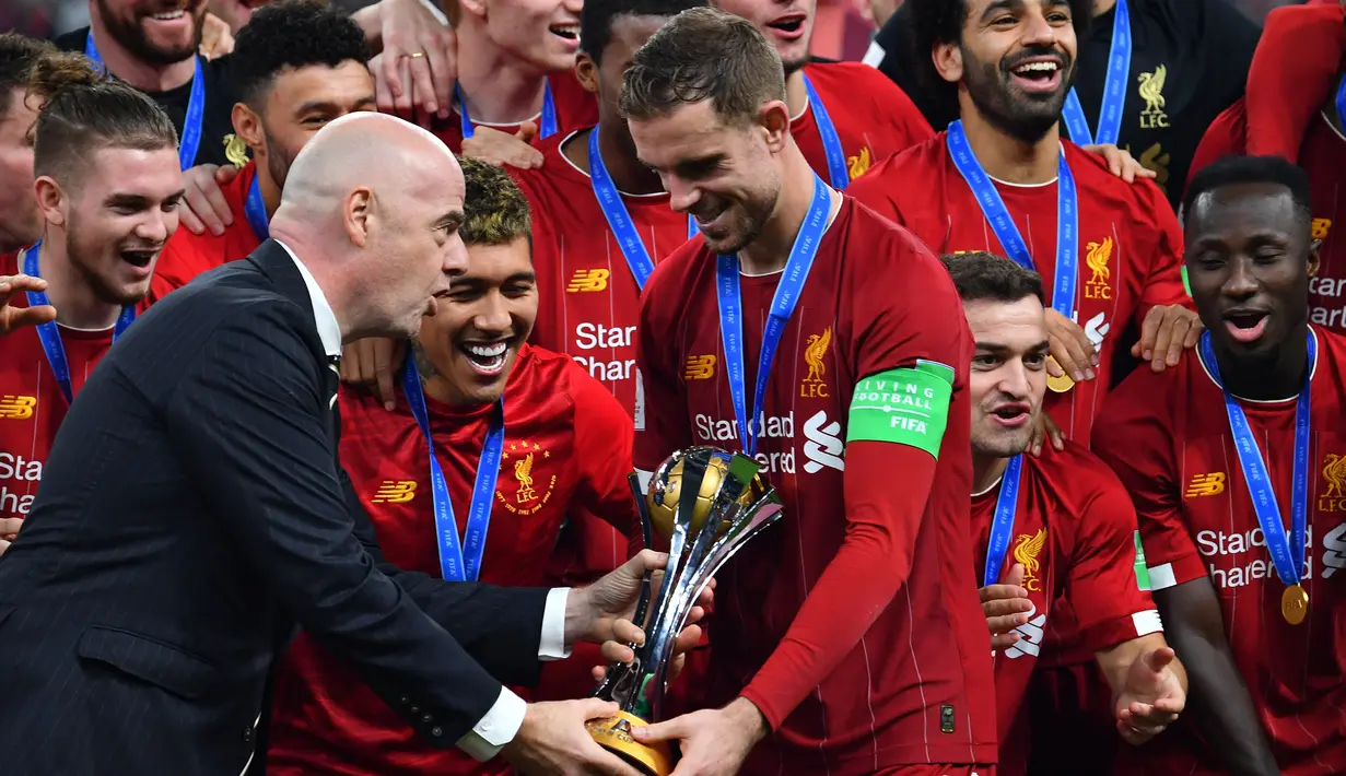 Gelandang Liverpool, Jordan Henderson, menerima trofi Piala Dunia Antarklub 2019 setelah mengalahkan Flamengo di Stadion Internasional Khalifa, Doha, Minggu (21/12). Liverpool menang 1-0 atas Flamengo. (AFP/Giuseppe Cacace)