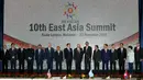 Presiden Jokowi (kelima kiri) berfoto bersama para petinggi negara lainnya pada KTT Asia Timur ( EAS ) di Kuala Lumpur, Malaysia, (22/11). Acara ini diikuti oleh 27 negara.  (REUTERS/Jonathan Ernst)
