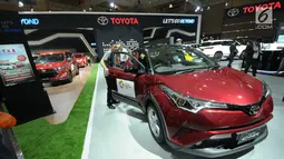 Pengunjung melihat-lihat mobil yang dipamerkan pada Indonesia International Motor Show 2018 di JIExpo, Jakarta, Kamis (19/4). 38 merek kendaraan dipamerkan dan 350 perusahaan ikut dalam IIMS 2018. (Liputan6.com/Helmi Fithriansyah)