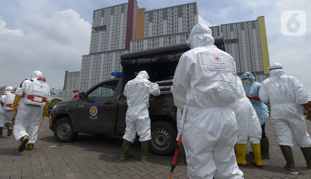 Petugas bersiap melakukan penyemprotan cairan disinfektan di Wisma Atlet Kemayoran, Jakarta Pusat, Sabtu (21/3/2020). Wisma Atlet Kemayoran bakal dijadikan tempat isolasi pasien virus corona COVID-19. (merdeka.com/Imam Buhori)