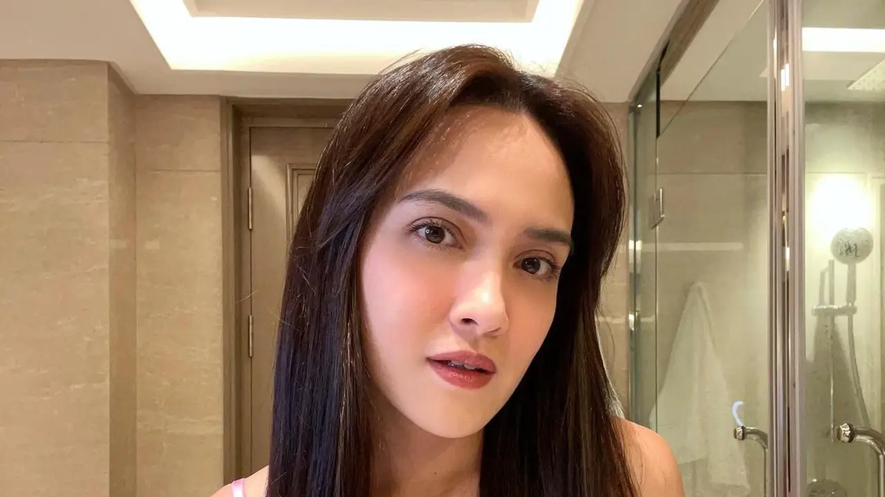 Cantiknya Pose Shandy Aulia Jalani Karantina dengan Lingerie Pink