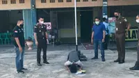 Tersangka pencurian di Pekanbaru sujud syukur karena tidak sampai ke pengadilan. (Liputan6.com/M Syukur)