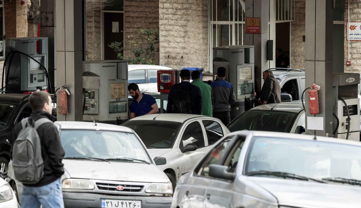 Serangan terhadap Iran menyebarkan ketakutan dan kepanikan di seluruh negeri. Tampak dalam foto, orang-orang mengantre untuk mengisi bensin mobil mereka di sebuah SPBU di Teheran, Iran pada Sabtu 28 Februari 2026. (Atta KENARE/AFP)
