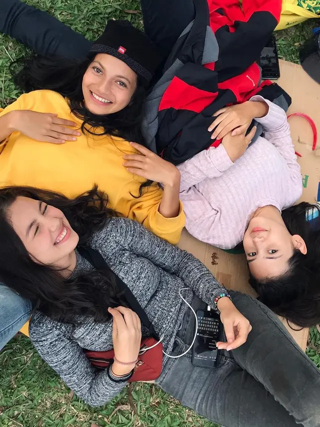 6 Potret Kebersamaan Sandrinna Michelle dan Saskia Chadwick, Akrab Banget