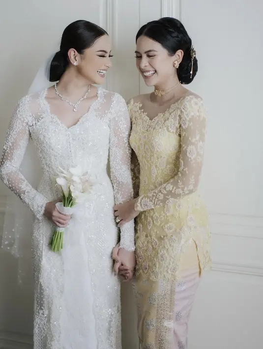 Sedangkan sang pengantin, tampil anggun dengan kebaya putih dari Sapto Djojokartiko