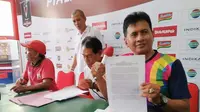 Koordinator klub internal Persis Solo, Agus Suparno (kanan) menunjukkan surat somasi kepada pengelola klub Persis Solo di hadapan awak media (3/10/2019). (Bola.com/Vincentius Atmaja)