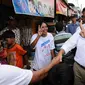 Calon Gubernur DKI Jakarta, Anies Baswedan (tengah) melihat penyambutan saat sosialisasi di Kota Bambu Utara, Jakarta, Rabu (21/12). Dihadapan pendukungnya, Anies memaparkan beberapa program jika terpilih di Pilkada 2017. (Liputan6.com/Helmi Fithriansyah)