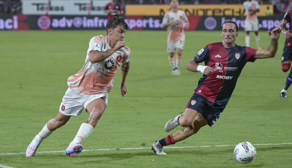 Striker AS Roma Paulo Dybala beraksi saat bertandang ke markas Cagliari pada giornata 1 Serie A 2024/2025 di Sardegna Arena, Senin (19/08/2024) dini hari WIB. (Gianluca Zuddas/LaPresse via AP)