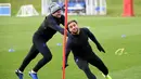 Wayne Rooney mengaku tersanjung untuk bermain kembali dengan kondisi fisik dan usia nya yang sudah berkepala tiga. (AFP/Paul Ellis)