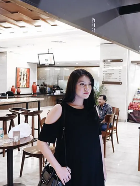 Sifat keibuan dirasakan Alice pasca melahirkan. Diharuskan beristirahat, namun Alice tetap ingin mengurus dan menyusui bayi perempuannya itu. Ia pun juga turut memberikan ASI secara eksklusif. (Instagram/alicenorin)