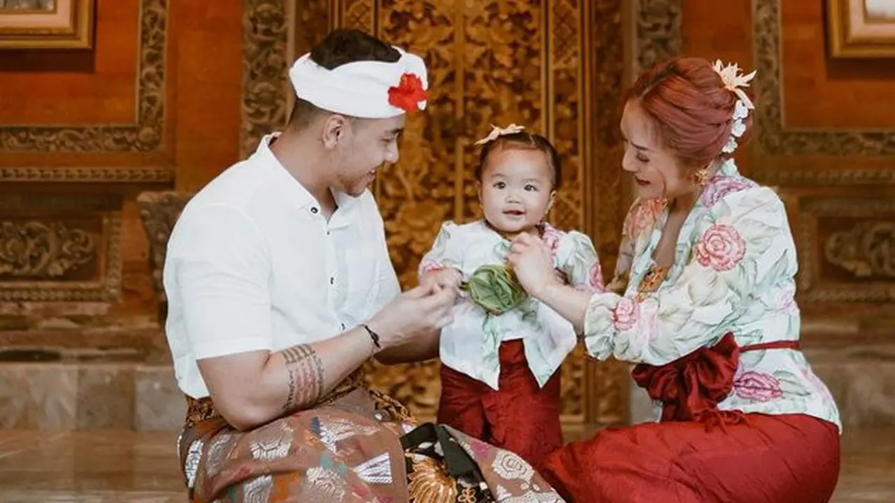 [Fimela] Baby Xarena Tampil Menggemaskan, Ini 6 Potret Kebersamaan Siti Badrian dan Krisjiana Baharudin Pakai Busana Adat Bali