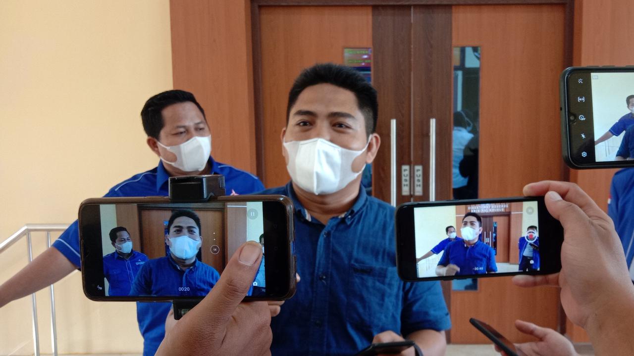 Demokrat Banten Laporkan Akun Medsos Diduga Milik Wamendes Ke Polda Banten. (Senin, 02/08/2021). (Liputan6.com/Yandhi Deslatama).