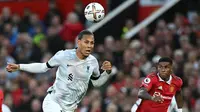 Bek Liverpool Virgil van Dijk (kiri) menyundul bola kembali ke kipernya di bawah tekanan dari striker Manchester United Marcus Rashford (kanan) pada laga pekan ketiga Liga Inggris di Stadion Old Trafford, Selasa (23/8/2022) dini hari WIB. Secara luar biasa MU menang perdana di Liga Inggris musim 2022/2023 dengan mengalahkan rival abadi Liverpool 2-1. (Photo by Paul ELLIS / AFP)