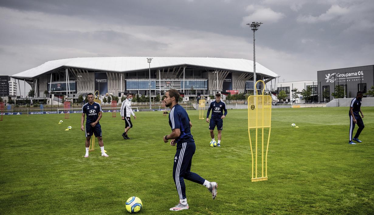Pemain Olympique Lyon melakukan latihan di Decines-Charpieu Groupama, Prancis, Rabu (10/6/2020). Olympique Lyon melakukan persiapan Jelang leg kedua babak 16 besar Liga Champions melawan Juventus. (AFP/Jeff Pachoud)